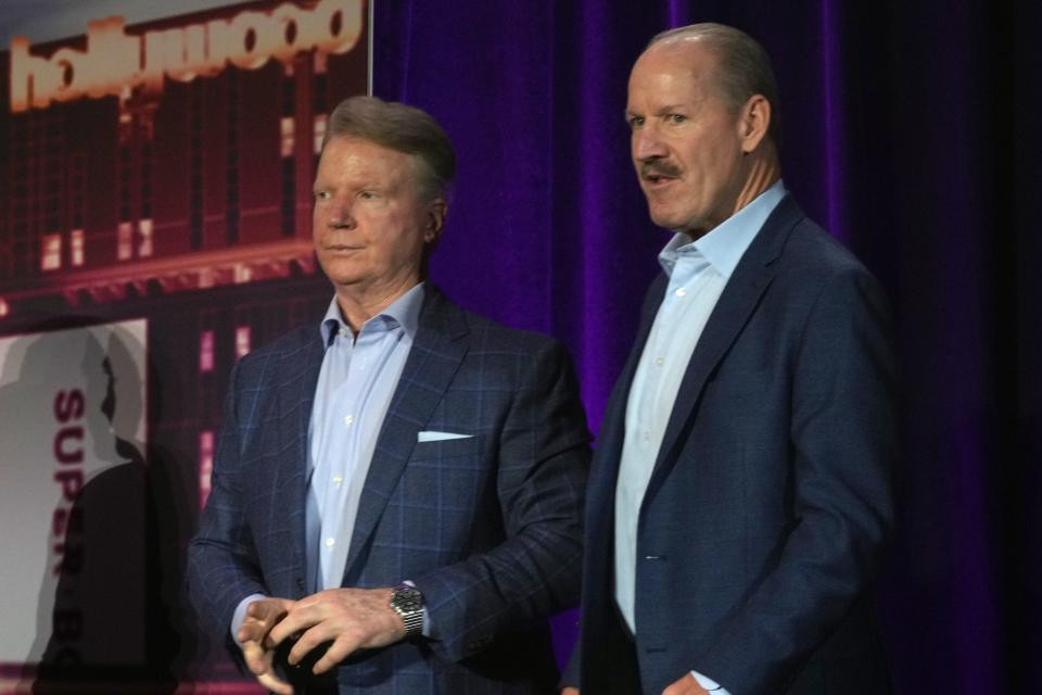 Phil Simms i Bill Cowher na konferencji prasowej Super Bowl 58