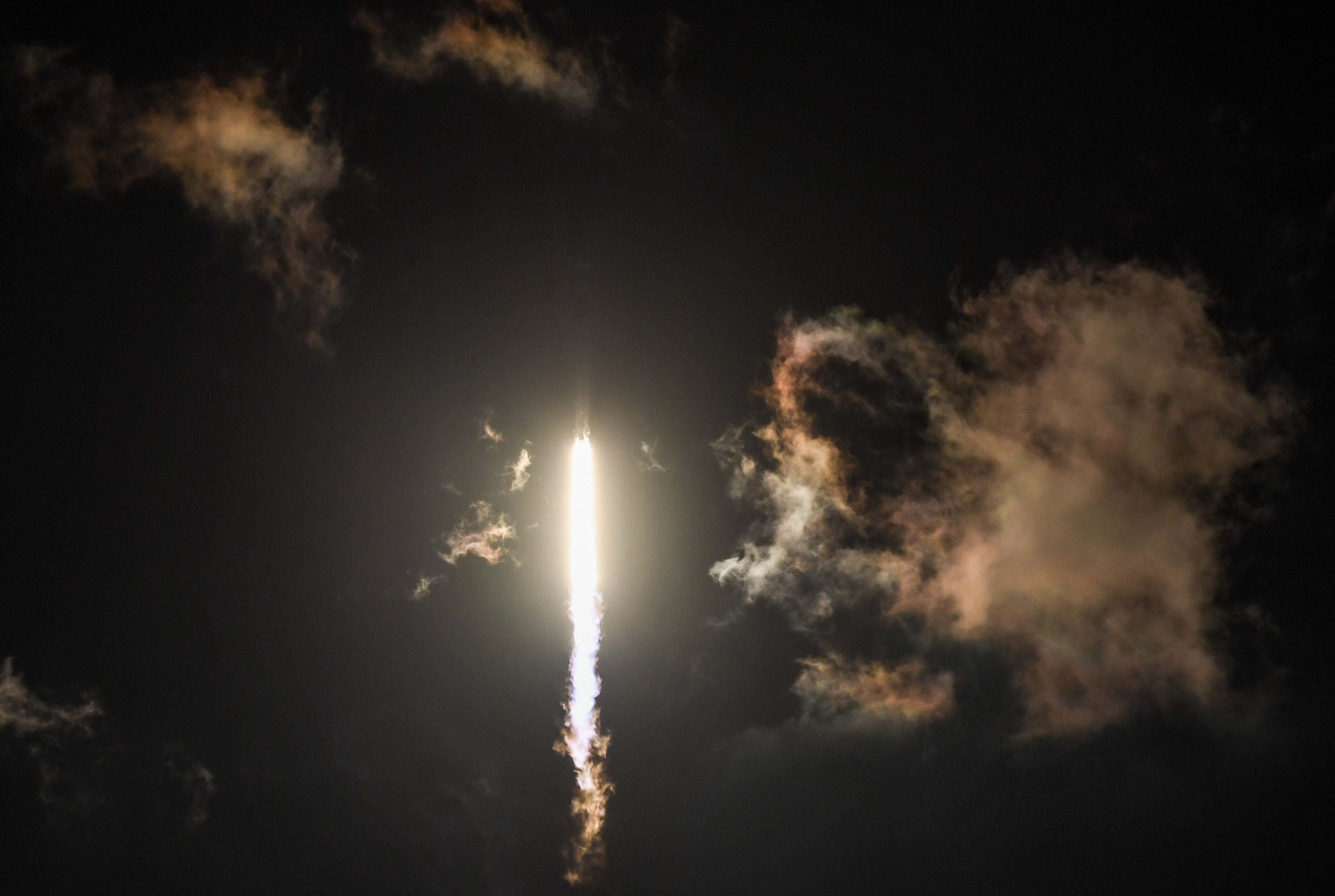 Lanzamiento de un cohete Falcon 9 de SpaceX con satélites Starlink