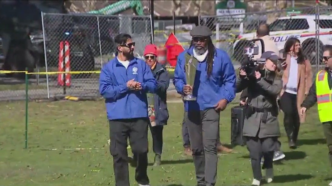 Spectateurs enthousiastes lors d'un match de la Coupe du Monde T20 au Nassau County International Cricket Stadium.