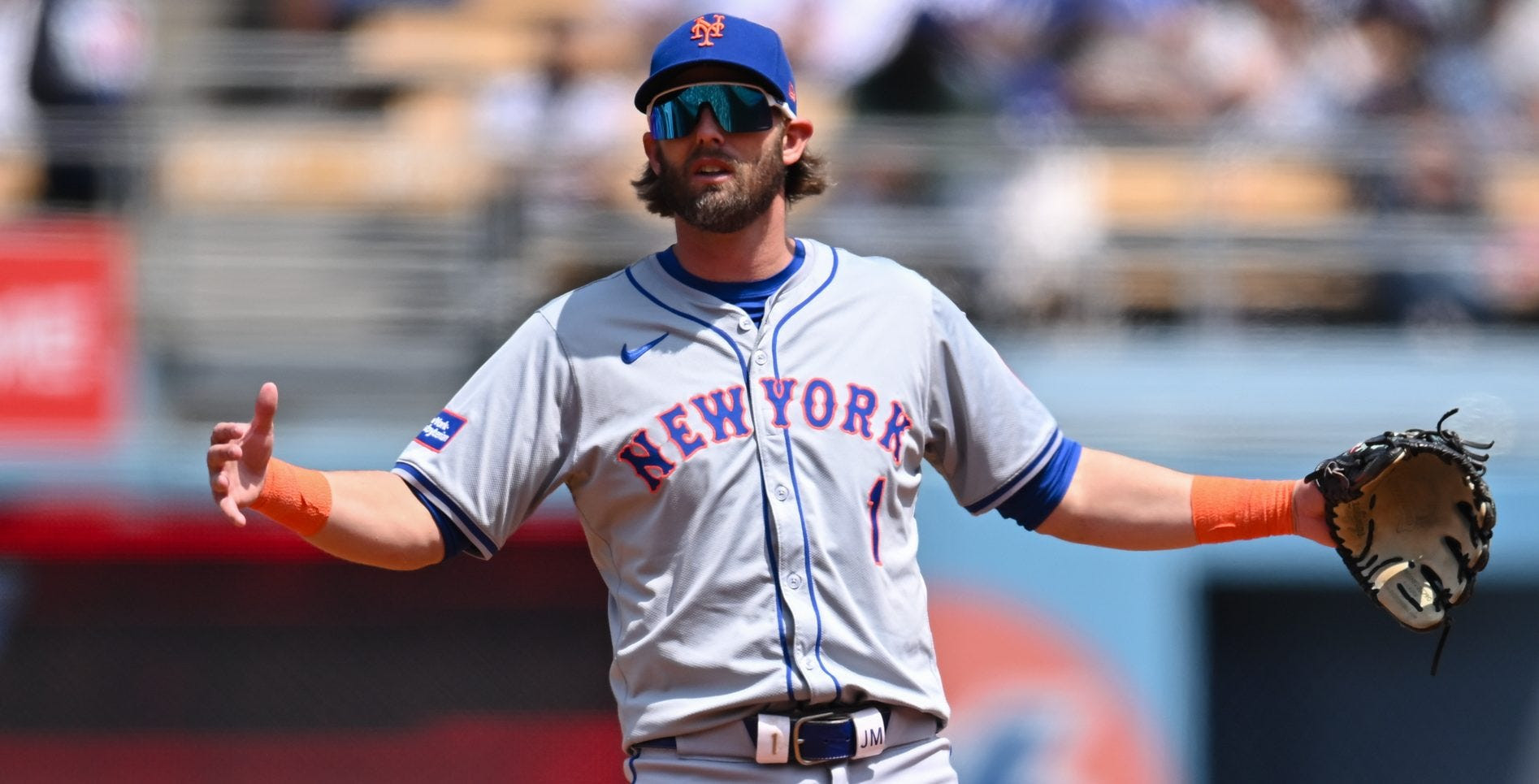 Lanzador de los Mets, Kodai Senga, lanza la pelota durante un juego.