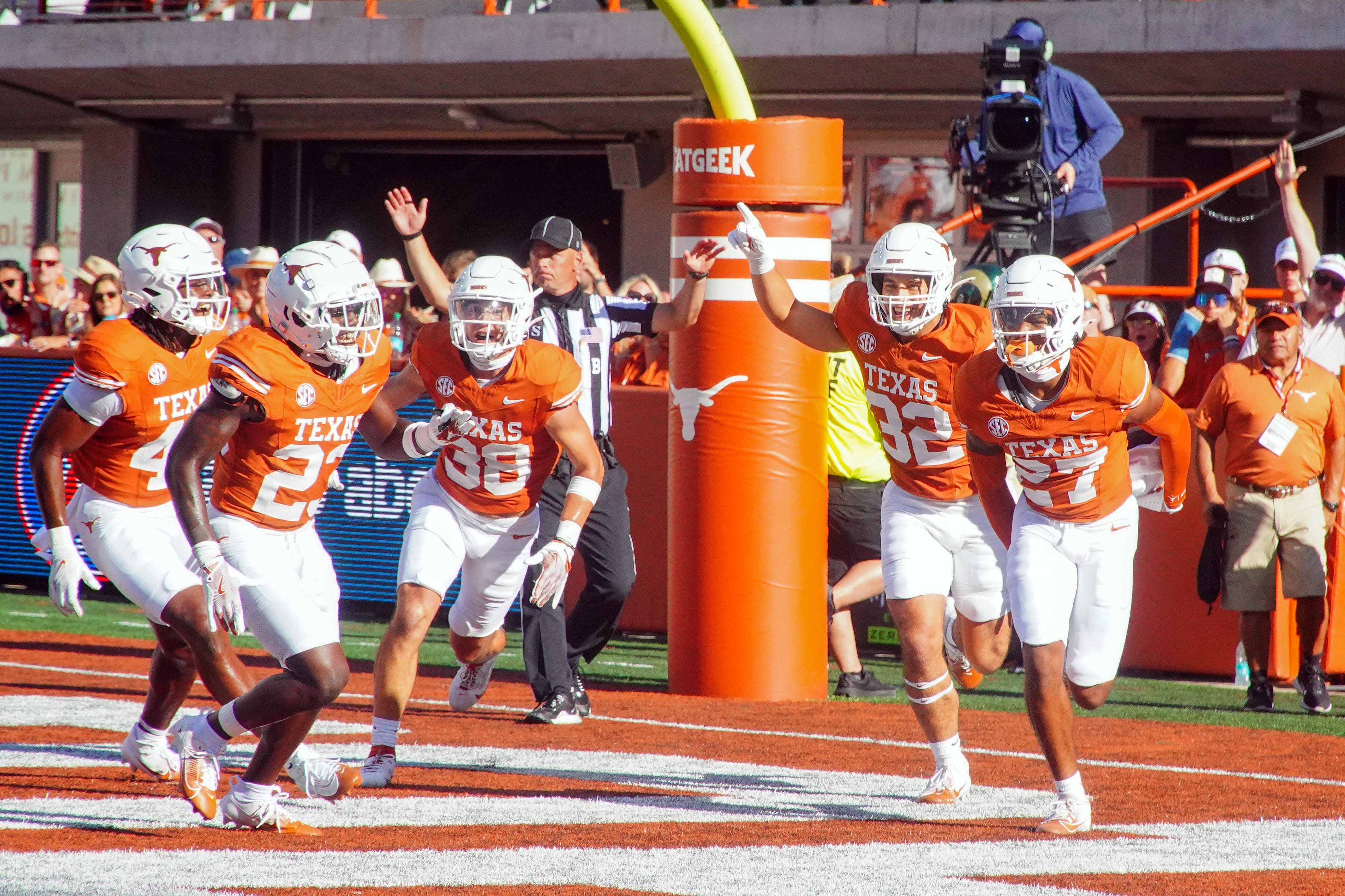 Rozgrywający Texas Longhorns, Quinn Ewers, świętuje po zdobyciu przyłożenia przeciwko Michigan Wolverines.