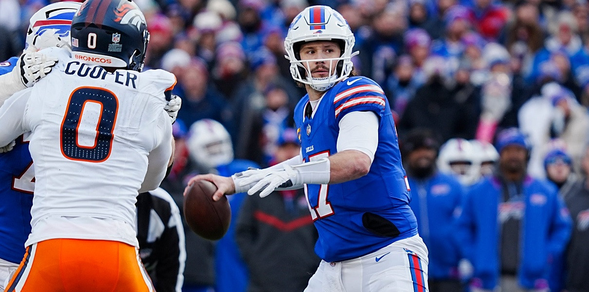 Rozgrywający Buffalo Bills, Josh Allen, rzuca piłkę podczas meczu.